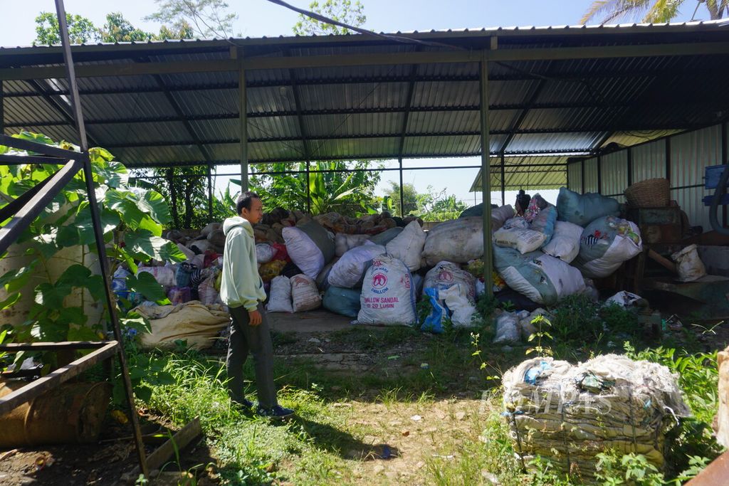 Bank sampah tempat pemilahan aneka sampah milik Badan Usaha Milik Desa (BUMDes) Singa Barong Kebarongan di Kecamatan Kemranjen, Kabupaten Banyumas, Jawa Tengah, Selasa (30/5/2023).