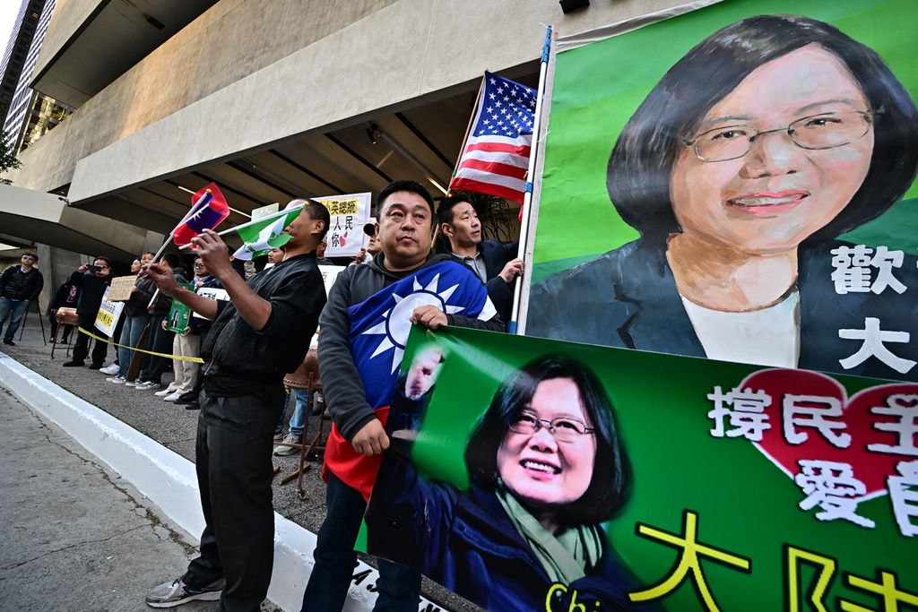 Para pendukung Taiwan mengangkat poster saat unjuk rasa di depan hotel Westin Bonaventure tempat Presiden Taiwan Tsai Ing-wen menginap menjelang pertemuan dengan Ketua DPR AS Kevin McCarthy di Los Angeles, Amerika Serikat, 4 April 2023. 