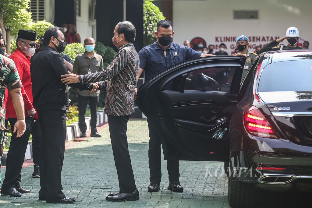 Presiden Joko Widodo disambut Ketua DPP PDI Perjuangan Prananda Prabowo (dua dari kiri), didampingi Sekretaris Jenderal DPP PDI Perjuangan Hasto Kristiyanto (kiri) saat tiba di Rakernas II PDI Perjuangan di Sekolah Partai PDI Perjuangan, Lenteng Agung, Jakarta, Selasa (21/6/2022). 