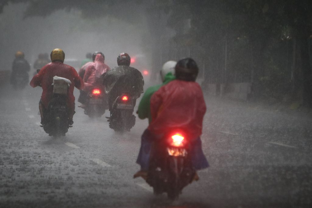 Para pengendara sepeda motor menerobos hujan lebat di Jalan Tentara Pelajar, Grogol Utara, Kebayoran Lama, Jakarta Selatan, Jumat (3/3/2023). Badan Meteorologi, Klimatologi, dan Geofisika (BMKG) memprakirakan potensi hujan lebat di wilayah DKI Jakarta pada periode 3-9 Maret 2023. BMKG juga mengimbau masyarakat agar tetap waspada dan berhati-hati terhadap potensi cuaca ekstrem dan dampak yang dapat ditimbulkan, seperti banjir, tanah longsor, genangan, angin kencang, dan pohon tumbang selama satu pekan ke depan. 