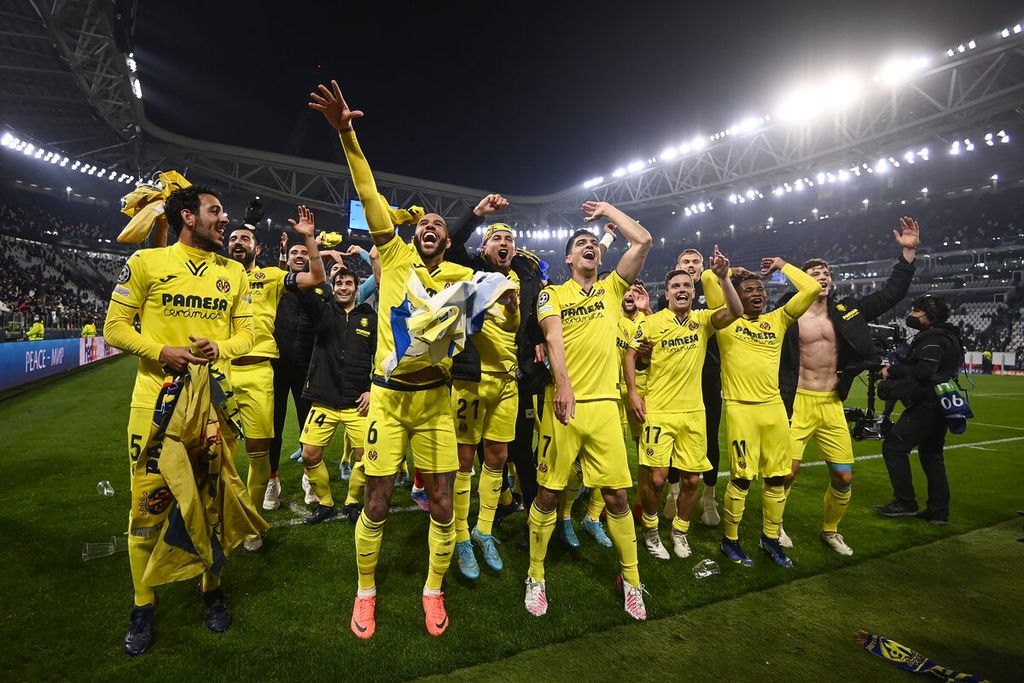 Para pemain Villarreal melakukan selebrasi setelah menundukkan Juventus, 3-0, dalam pertandingan babak 16 besar putaran kedua Liga Champions Eropa antara Juventus dan Villarreal, Kamis (17/3/2022) dini hari WIB, di Stadion Juventus Arena. 