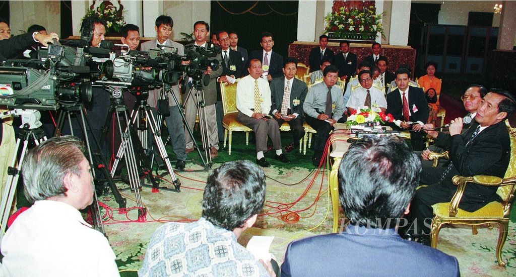Menteri Dalam Negeri R Hartono dan Menteri Penerangan Alwi Dahlan memberikan keterangan pers di Istana Negara, Jakarta, pada 2 Mei 1998.