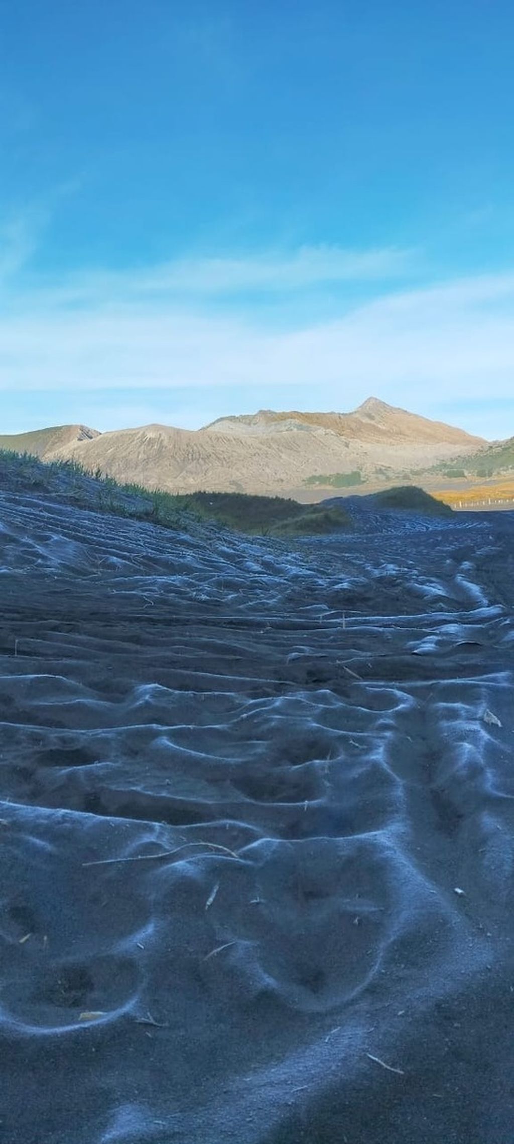 Fenomena embun es (<i>frost</i>) di kawasan Bromo.