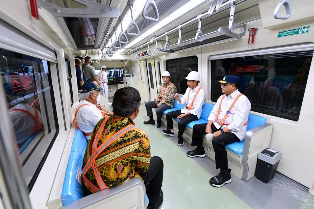 Presiden Joko Widodo meninjau dan melakukan uji coba proyek kereta lintas rel terpadu (LRT) Jabodebek, pada Senin, 26 Desember 2022.
