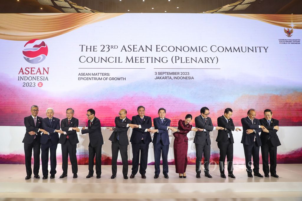 Para menteri perdagangan dan perekonomian negara anggota ASEAN berfoto bersama Sekretaris Jenderal ASEAN Kao Kim Hourn dalam The 23rd ASEAN Economic Community Council (AECC) Meeting, di Jakarta, Minggu (3/9/2023). 