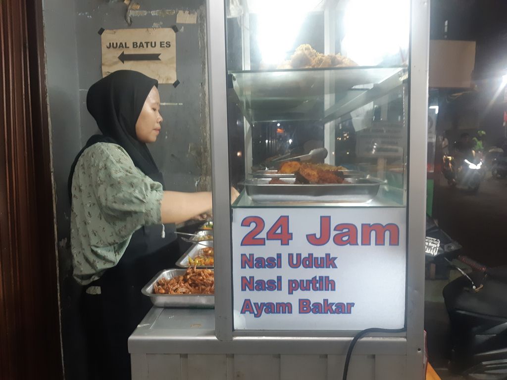 Pelayan menyiapkan makanan di warung makan yang berlokasi di kawasan Kemanggisan, Jakarta Barat, Jumat (10/11/2023). Warung makan itu beroperasi 24 jam per hari. 