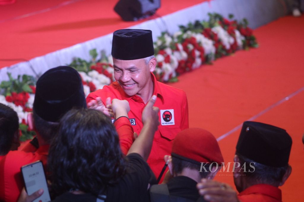 Bakal calon presiden dari Partai Demokrasi Indonesia Perjuangan (PDI-P), Ganjar Pranowo, menghadiri Konsolidasi PDI-P Sumsel untuk pemenangan Pilpres 2024, Sabtu (20/5/2023), di Palembang, Sumatera selatan. Dengan memanfaatkan kekuatan partai hingga ke anak rantai, Ganjar yakin dirinya bisa menang di Sumsel.