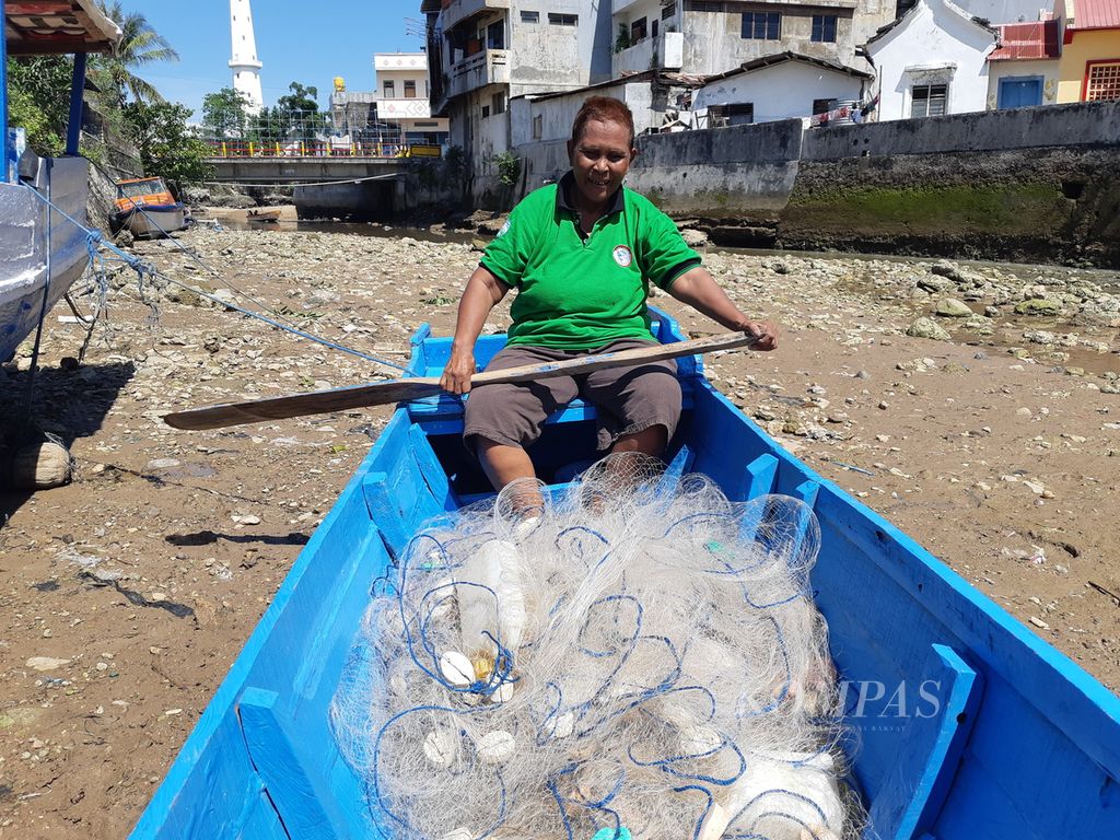 Mariam Badaruddin (59) menyiapkan alat tangkap saat perahu menepi di Kelurahan Air Mata, Kota Kupang, Nusa Tenggara Timur, Selasa (15/11/2022). Setiap malam ia sendirian melepas jaring itu di tengah laut.