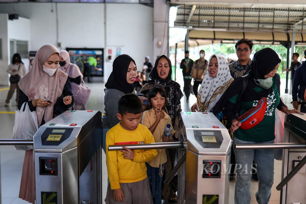 Warga mengantre untuk melakukan <i>tap in</i> di Stasiun Tanah Abang, Jakarta, Jumat (26/4/2024). 