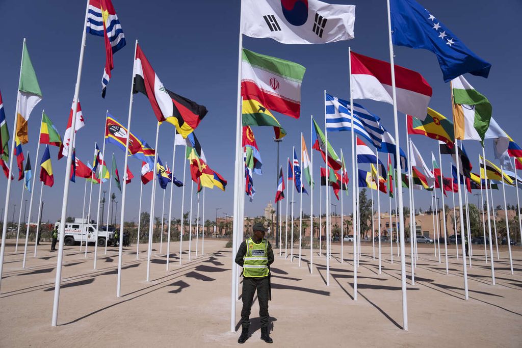 Petugas keamanan berjaga-jaga di luar gedung pertemuan tempat berlangsungnya rapat tahunan Dana Moneter Internasional (IMF) dan Bank Dunia di Marrakesh, Maroko, 9 Oktober 2023.