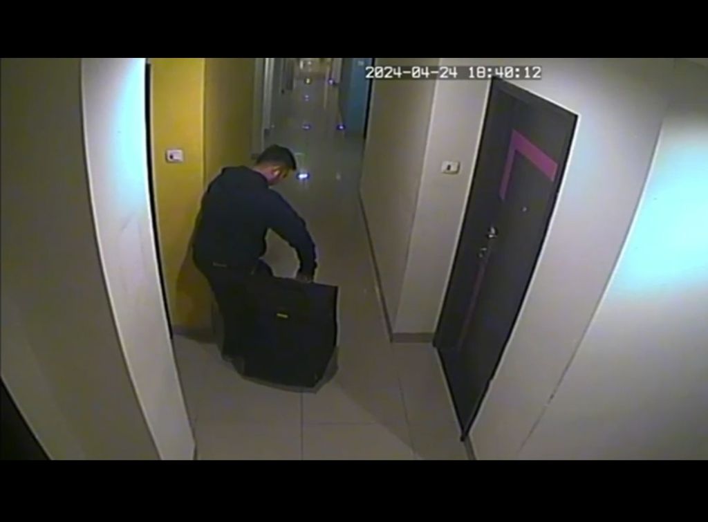 Terduga pelaku pembunuhan terekam kamera pemantau (CCTV) saat keluar dari kamar hotel dengan membawa koper hitam. Dari kamera CCTV, kejadian itu terjadi pada Rabu (24/4/2024.