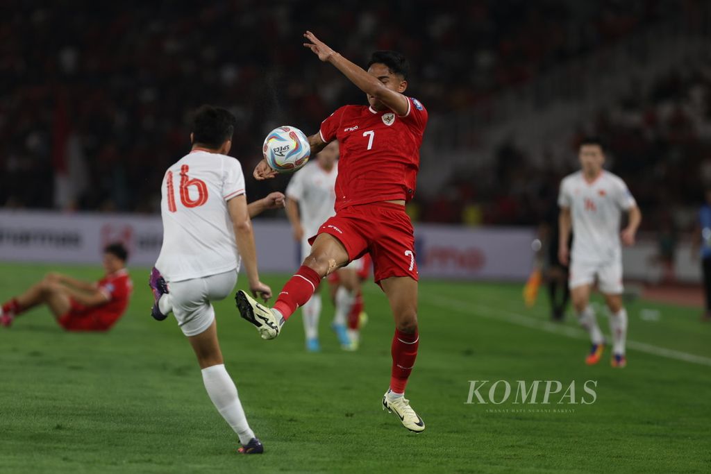 Pemain Indonesia, Marselino Ferdinan, dihadang pemain Vietnam di babak kualifikasi Piala Dunia 2026 yang digelar di Stadion Utama Gelora Bung Karno, Jakarta, Kamis (21/3/2024).