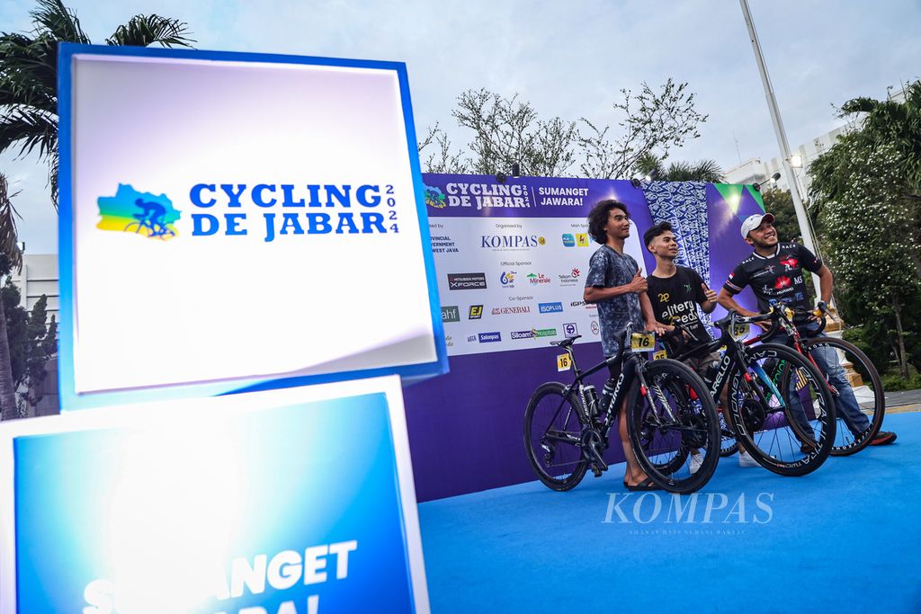 Participants took a photo with their bicycles ahead of the Cycling de Jabar 2024 event at the Mayor's Office in Cirebon, West Java, on Friday (24/5/2024). Themed "Sumanget Jawara", Cycling de Jabar 2024 is ready to be held on Saturday (25/5/2024). Participants will travel a route of 213 kilometers from Cirebon to Pangandaran, West Java.