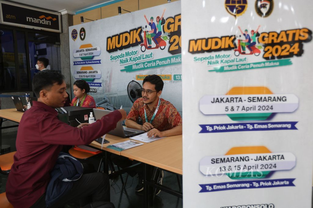 Peserta mudik gratis melakukan validasi data di kantor Kementerian Perhubungan, Jakarta, Kamis (21/3/2024).