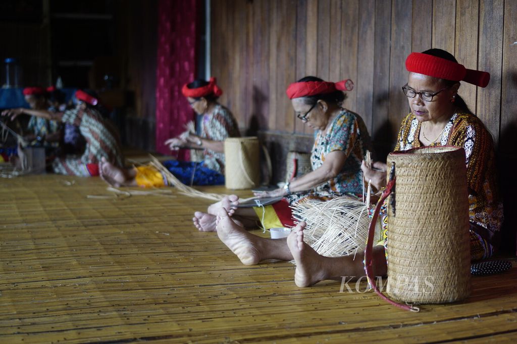 Ibu-ibu suku Dayak Long Gliit sedang membuat berbagai produk anyaman khas Dayak di rumah lamin adat di Desa Long Tuyoq, Kecamatan Long Pahangai, Kabupaten Mahakam Ulu, Kalimantan Timur, Rabu (11/12/2019).