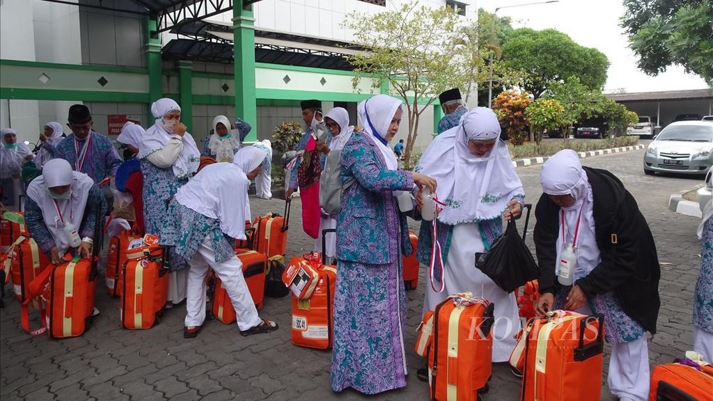 Calon jemaah haji mengantre untuk memasuki Gedung Muzdalifah, ruang tunggu pemberangkatan, di Asrama Haji Donohudan, Boyolali, Jawa Tengah, 19 Juli 2019.