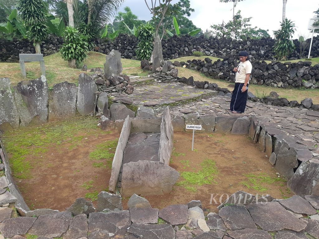 Pengunjung mengamati tempat temuan peti kubur di Taman Purbakala Cipari di Kelurahan Cipari, Kecamatan Cigugur, Kabupaten Kuningan, Jawa Barat, Jumat (18/11/2022). Peti kubur itu ditemukan saat eskavasi 1970-an. Di dalamnya,terdapat kendi, piring, gelang batu, kapak perunggu, hingga tulang hewan. Benda tersebut diperkirakan berasal dari masa akhir neolitik dan awal pengenalan bahan perunggu yang berkisar 1.000 sampai 500 tahun Sebelum Masehi.