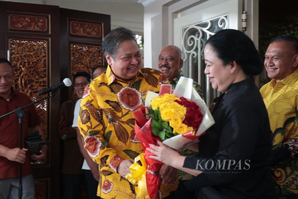 Ketua DPP PDI Perjuangan Puan Maharani (kanan) menerima bunga dari Ketua Umum Partai Golkar Airlangga Hartarto usai pertemuan di kediaman Airlangga di Jakarta, Kamis (27/7/2023). 