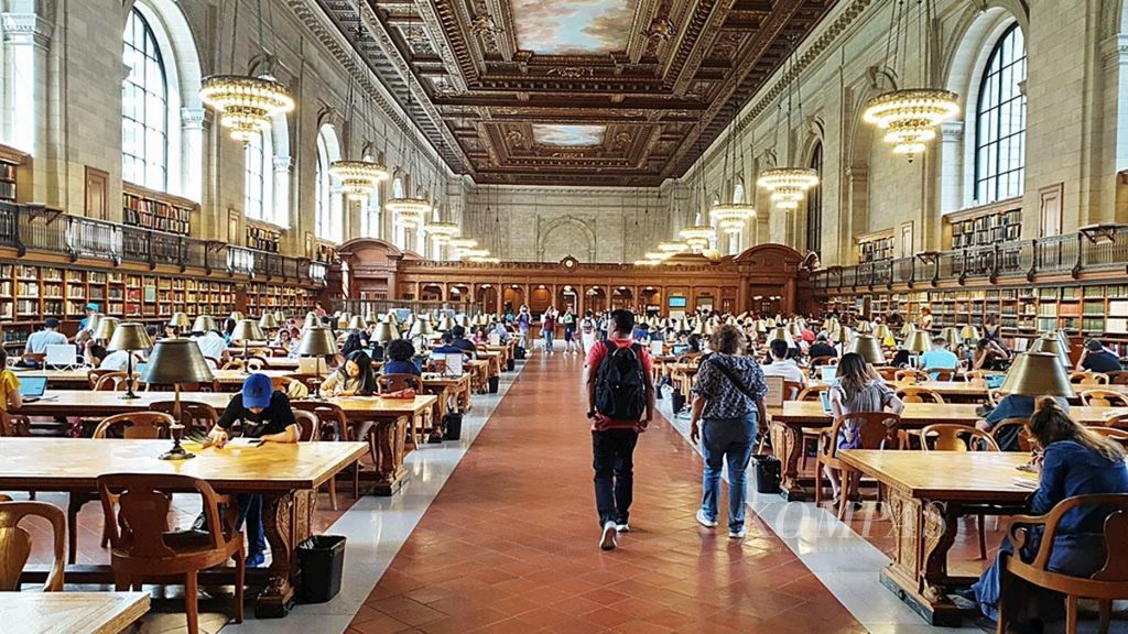 Ilustrasi. Interior dari New York Public Library yang menjadi bangunan kedua terbesar dari perpustakaan umum di Amerika Serikat.