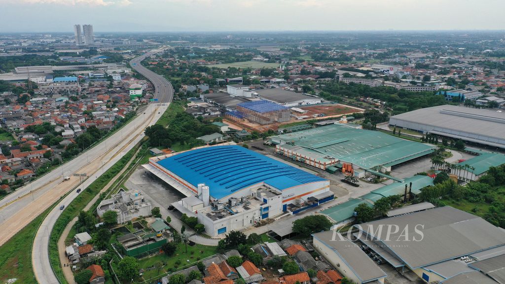 Foto udara kawasan industri yang berdekatan dengan akses jalan tol di Cikarang Barat, Kabupaten Bekasi, Jawa Barat, Selasa (3/5/2022). 