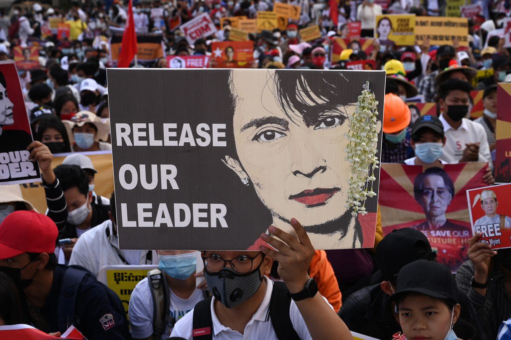 Pengunjuk rasa mengangkat poster bergambar pemimpin oposisi Aung San Su Kyi yang ditahan saat aksi demonstrasi menentang kudeta militer di Yangon, Myanmar, Rabu (17/2/2021). 