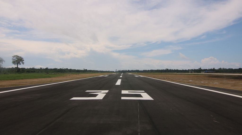 Pembangunan landasan pacu untuk bandara baru Nabire yang telah tuntas.