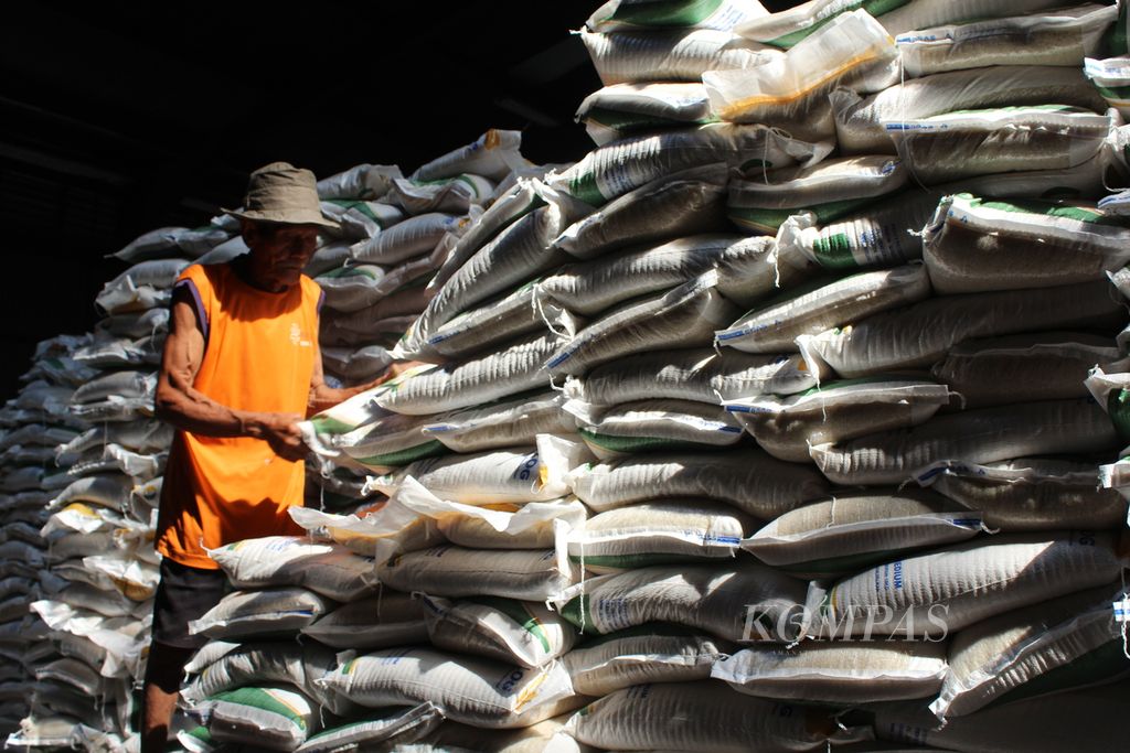 Rice in the Bulog Warehouse on Brigadier General Dharsono Street, Cirebon, West Java, Tuesday (19/9/2023).