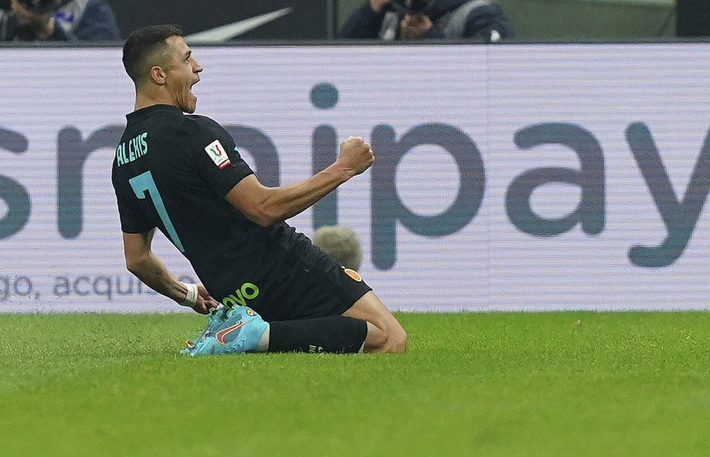 Pemain Inter Milan, Alexis Sanchez, melakukan selebrasi setelah menambah gol kedua dalam pertandingan perempat final Coppa Italia antara Inter Milan dan AS Roma di Stadion Giuseppe Meazza, Milan, Rabu (9/2/2022) dini hari WIB. Inter mengalahkan Roma, 2-0.