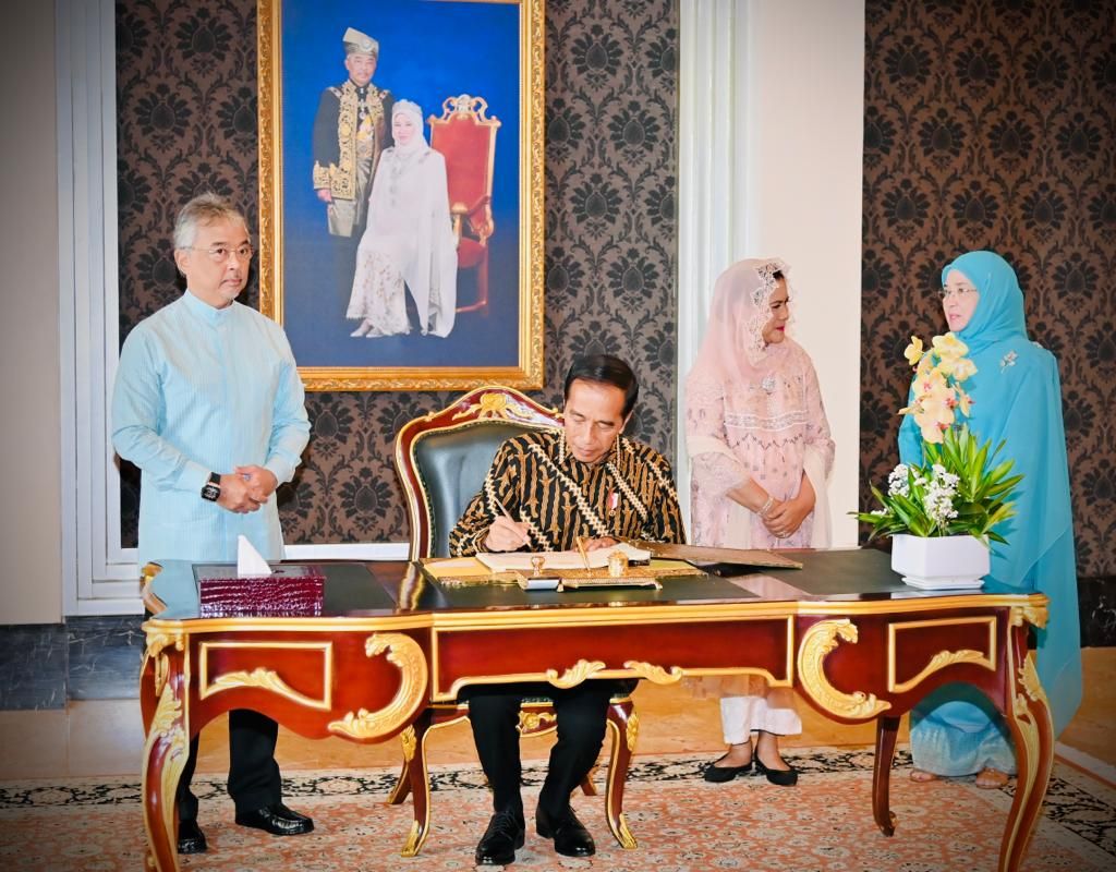 Presiden Joko Widodo dan Ibu Negara Iriana Joko Widodo bertemu dengan Yang Dipertuan Agong Al-Sultan Abdullah dan Permaisuri Azizah Aminah Maimunah Iskandariah. Pertemuan berlangsung di Istana Negara, Kuala Lumpur, Malaysia, Kamis (8/6/2023) sore.