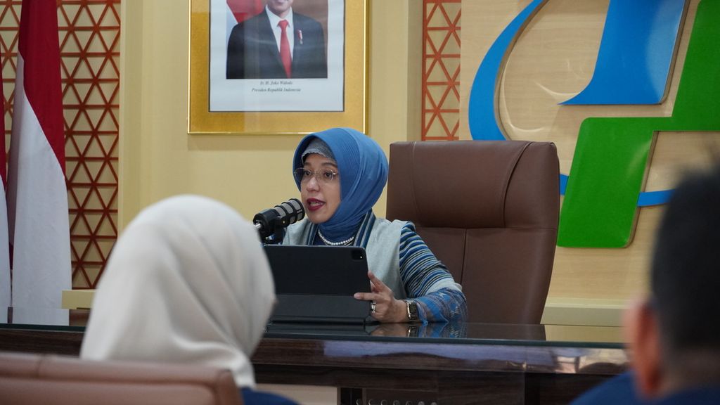 Pelaksana Tugas Kepala BPS Amalia Adininggar Widyasanti memaparkan perkembangan inflasi dalam konferensi pers Perkembangan Indeks Harga Konsumen Maret 2024 secara hibrida di Jakarta, Senin (1/4/2024).