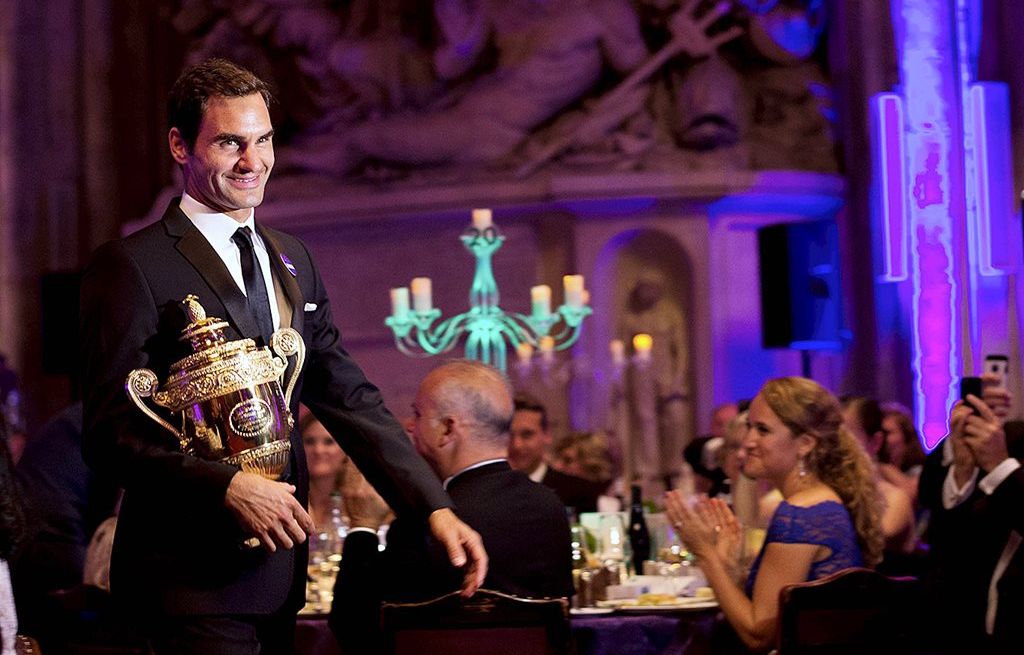 Petenis  Swiss, Roger Federer, menghadiri makan malam para pemenang Wimbledon di The Guildhall, London, Minggu (16/7). Federer menjadi juara  tunggal putra tertua di Grand Slam Wimbledon dengan usia 35 tahun 344 hari seusai mengalahkan Marin Cilic, 6-3, 6-1, 6-4, pada partai final.