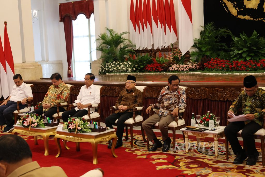 Presiden Joko Widodo dan Wakil Presiden Maruf Amin bersiap memimpin Sidang Kabinet Paripurna di Istana Negara, Jakarta, Selasa (9/1/2024). Para menteri koordinator mendampingi di jajaran depan.