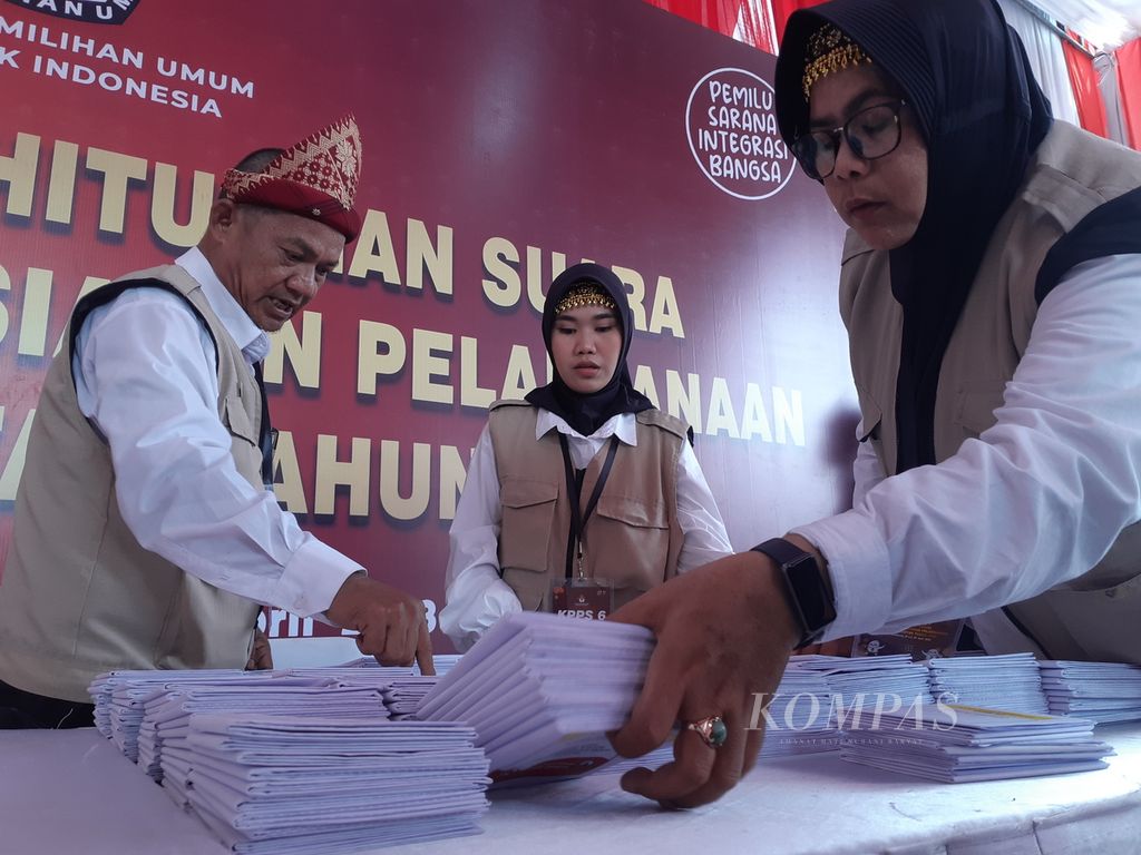 Petugas Kelompok Penyelenggara Pemungutan Suara sedang memeriksa surat suara pada simulasi penghitungan suara di Palembang, Sumatera selatan, Kamis (27/4/2023). 