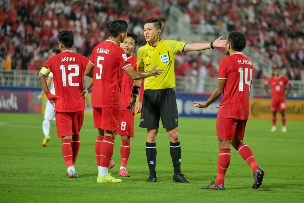 Wasit Shen Yinhao meminta bek Indonesia Rizky Ridho keluar dari lapangan setelah mengganjar Ridho kartu merah pada laga semifinal Piala Asia U-23 2024 Indonesia kontra Uzbekistan, Senin (29/4/2024), di Stadion Abdullah Bin Khalifa, Qatar. Keputusan itu didasari ulasan VAR.