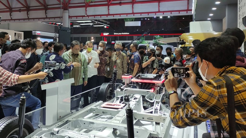  Coordinating Minister for Economic Affairs Airlangga Hartarto saw one of the  booth at the Indonesia International Motor Show (IIMS) Hybrid 2022 at JIEXPO Kemayoran, Jakarta, Thursday (31/3/2022). T