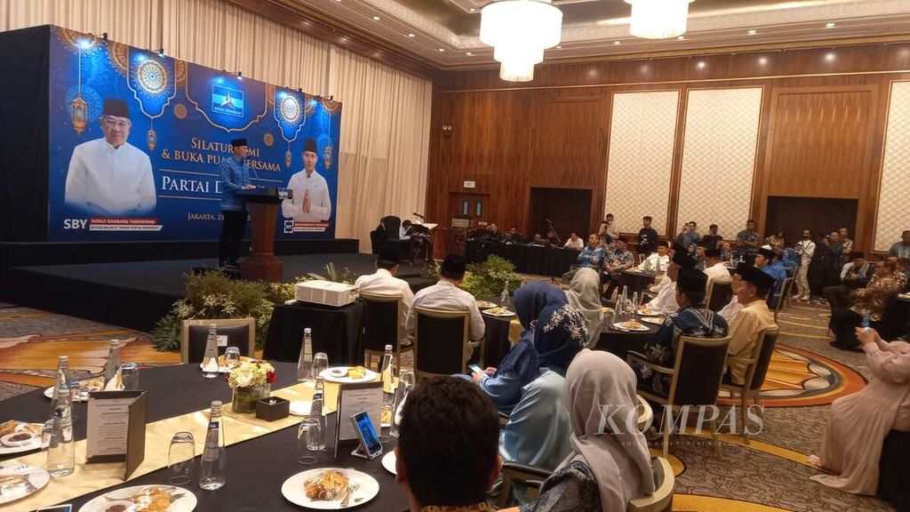 Ketua Umum Partai Demokrat Agus Harimurti Yudhoyono berpidato dalam acara silaturahmi dan buka puasa bersama dengan pengurus Dewan Pimpinan Pusat (DPP) Partai Demokrat di Jakarta, Sabtu (23/3/2024).