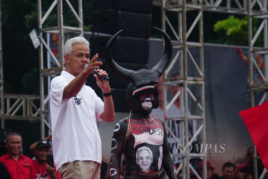 Calon presiden nomor urut 3, Ganjar Pranowo, berorasi di depan puluhan ribu simpatisan yang menghadiri kampanye bertajuk Hajatan Rakyat di Lapangan KONI Sario, Manado, Sulawesi Utara, Kamis (1/2/2024). 