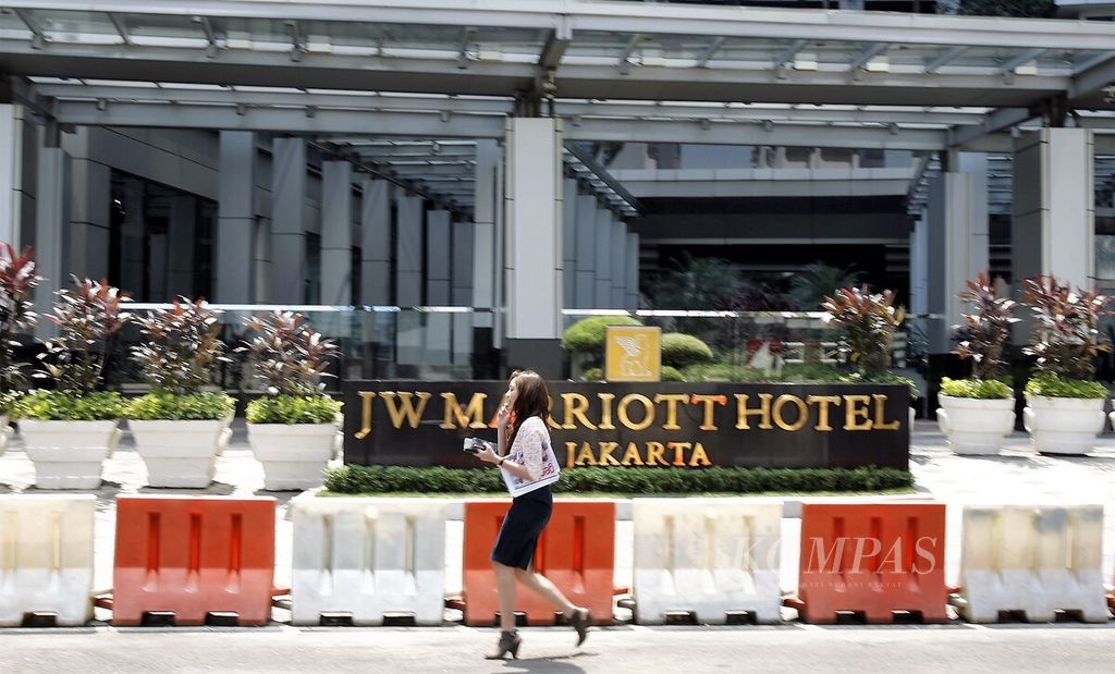 Pejalan kaki melewati depan Hotel JW Marriott di Kuningan, Rabu (29/7). Setelah ditutup selama hampir dua minggu akibat ledakan bom, Hotel JW Marriott mulai dibuka kembali. Bom mengguncang Hotel JW Marriott Jakarta pada 5 Agustus 2003 lalu.