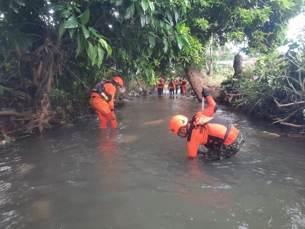 Tim SAR melakukan pencarian korban yang terseret arus di Jeneponto, Sulsel, Rabu (23/2/2022).