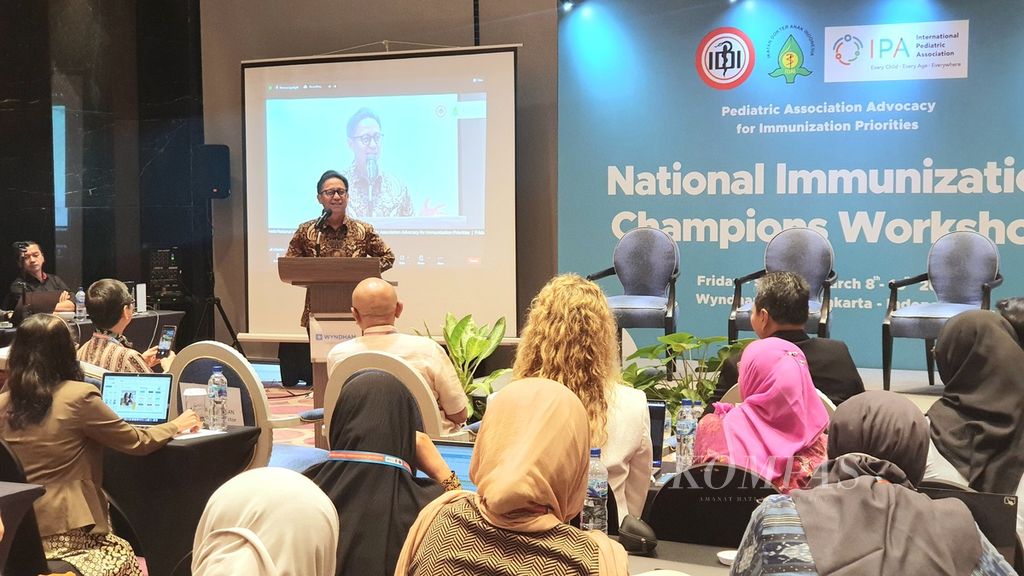 Menteri Kesehatan Budi Gunadi Sadikin memberikan sambutan dalam lokakarya kampanye imunisasi nasional yang digelar Ikatan Dokter Anak Indonesia (IDAI) di Jakarta, Jumat (8/3/2024).