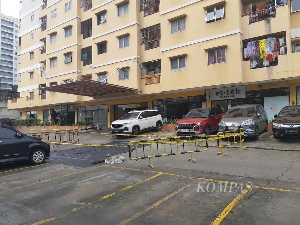 Lokasi tempat bunuh diri satu keluarga di dekat lobi Apartemen Teluk Intan Tower, di Kelurahan Penjagalan, Kecamatan Penjaringan, Jakarta Utara, Minggu (10/3/2024). 