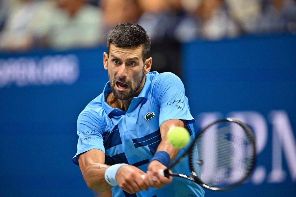 Petenis Serbia, Novak Djokovic, mengembalikan bola ke petenis Australia, Alexei Popyrin, pada babak ketiga AS Terbuka di USTA Billie Jean King National Tennis Center, New York, Jumat (30/8/2024). Djokovic kalah dengan skor 4-6, 4-6, 6-2, 4-6.