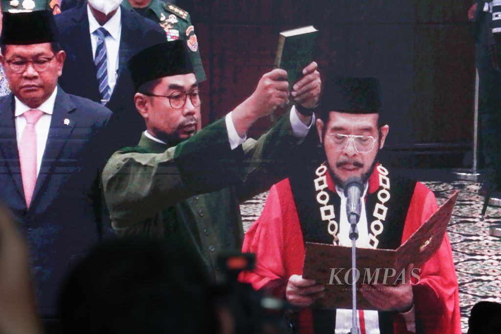 Hakim Konstitusi Anwar Usman mengucapkan sumpah sebagai Ketua Mahkamah Konstitusi (MK) periode 2023-2028 dalam pelantikan di Gedung MK, Jakarta, Senin (20/3/2023). 
