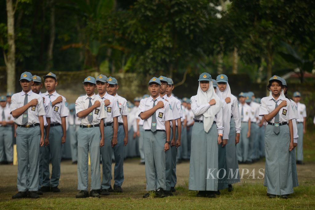 Pelajar anggota pengurus Organisasi Siswa Intra Sekolah (OSIS) mengikuti kegiatan pelantikan saat berlangsung upacara bendera untuk mengawali tahun 2023 di SMK Negeri 2 Salatiga, Kota Salatiga, Jawa Tengah, Senin (2/1/2023). 