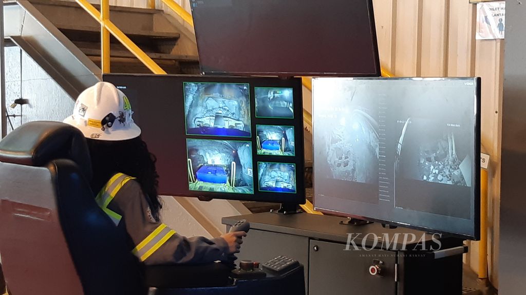 Operator PT Freeport Indonesia sedang mengendalikan operasi alat berat penambangan bawah tanah dengan teknologi 5G, di Tembagapura, Kabupaten Mimika, Papua, Kamis (1/9/2022).