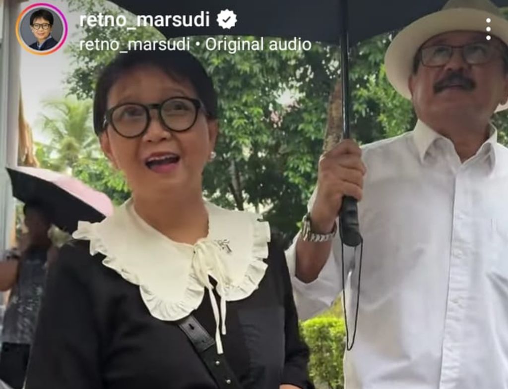 Menteri Luar Negeri Retno Marsudi bersama suami, Agus Marsudi, datang ke TPS 156 Mekarjaya, Depok, Jawa Barat, Rabu (14/2/2024). Gambar merupakan tangkapan layar dari akun resmi Retno Marsudi.
