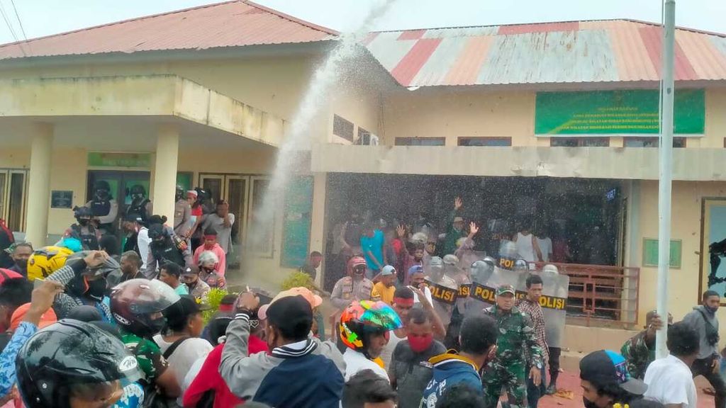 Kericuhan terjadi di kantor Pengadilan Negeri Dobo, Kabupaten Kepulauan Aru, Maluku pada Rabu (17/11/2021). Aksi itu terjadi sebagai imbas atas konflik lahan antara masyarakat adat dengan TNI Angkatan Laut.