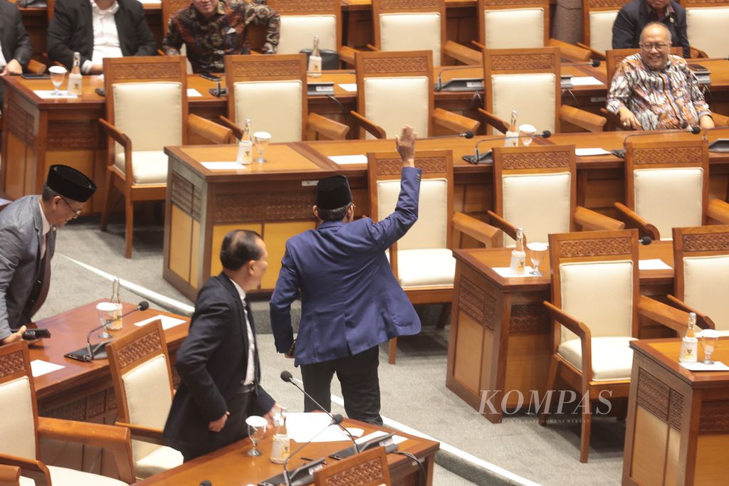 Anggota Fraksi PKS memutuskan <i>walk out</i> saat rapat paripurna di Kompleks Parlemen, Senayan, Jakarta, Selasa (21/3/2023).