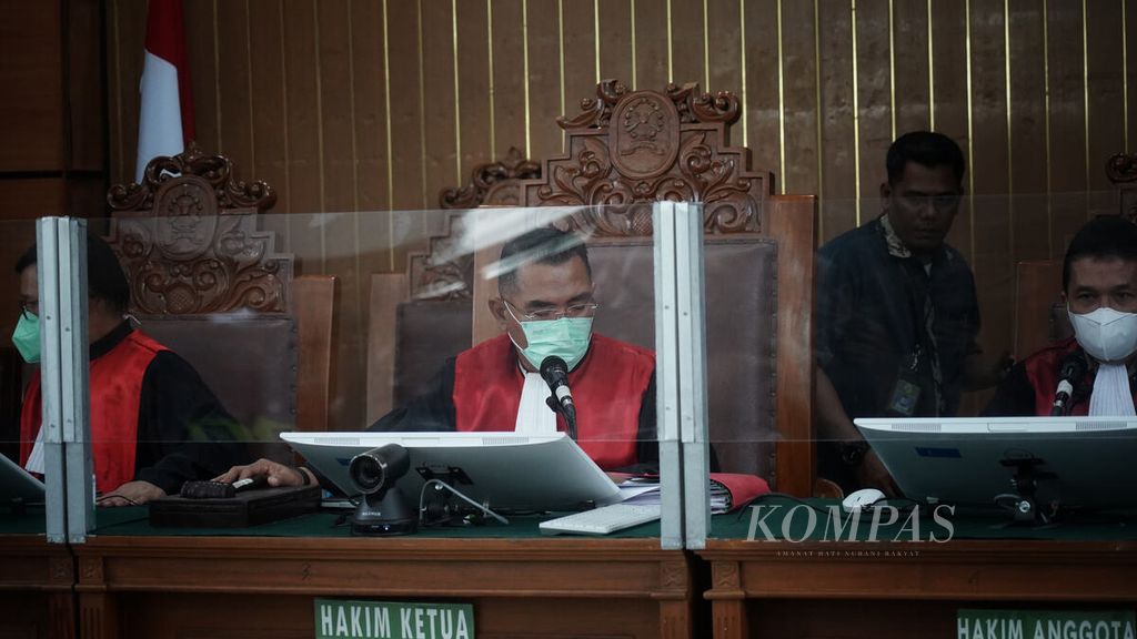 Hakim Wahyu Iman Santoso memimpin sidang vonis terdakwa Richard Eliezer Pudihang Lumiu di Pengadilan Negeri Jakarta Selatan, Jakarta, Rabu (15/2/2023). 