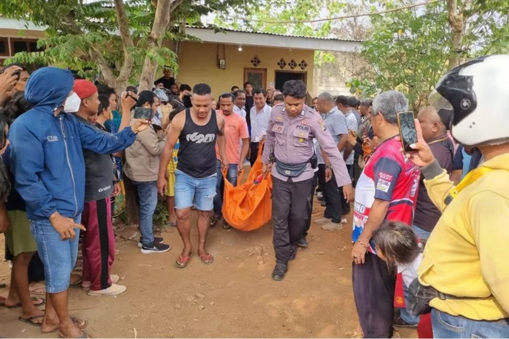 Jenazah ARD alias Atan (24), mahasiswa Unika Kupang, diduga bunuh diri di dalam kamar indekos di Desa Penfui Timur, Kabupaten Kupang, Senin (30/10/2023) dini hari. Korban seorang yang pendiam dan jarang bergaul dengan teman mahasiswa.